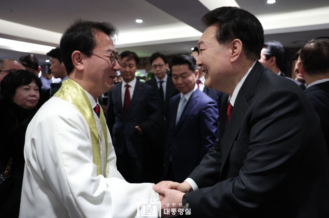 윤석열 대통령, 서울 소재 교회 찾아 성탄 예배 드리며, 아기 예수의 탄생 축하