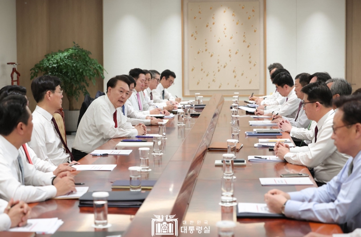 윤석열 대통령, 새해 첫 수석비서관회의 주재하며, '행동하는 정부' 실현을 위한 속도와 추진력 강조