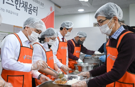 김현기 서울특별시의장, 민생현장서 일정 시작…서울역서 노숙인 배식 봉사
