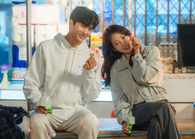 '닥터슬럼프' 박형식X박신혜, 11년만 재회 ‘본방사수’ 부르는 비하인드 컷 공개