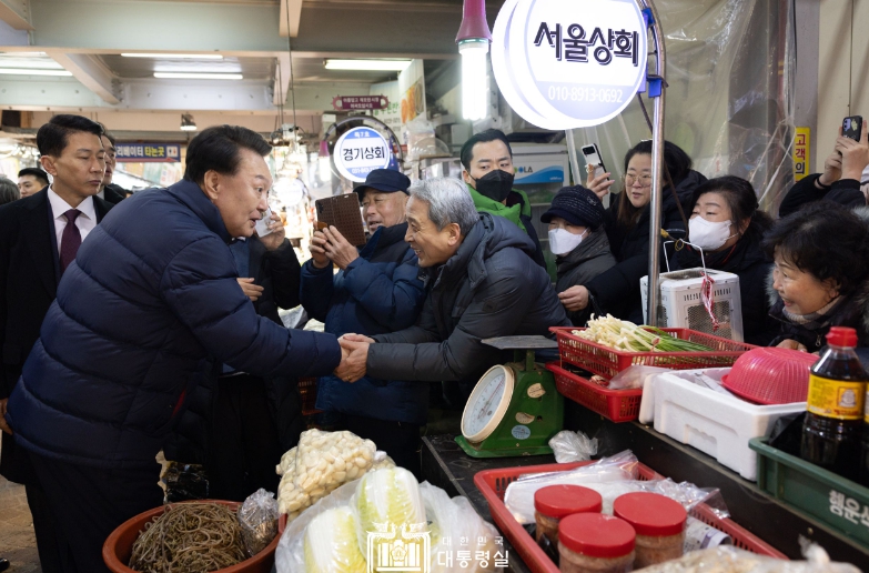 윤석열 대통령, 의정부제일시장 찾아 불경기와 한파에 어려움 겪는 상인 격려하고 현장의 이야기 경청