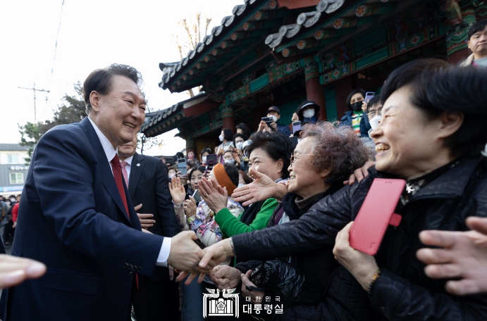尹 대통령, 부산 동래시장 방문
