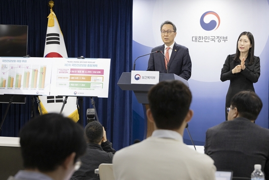 정부, 의료 이용 적으면 건보료 바우처로 환급…암 등의 약제비 부담도 지속 완화