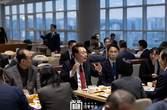 尹 대통령, 의료개혁과 늘봄학교 담당 공무원과 함께 식사하며 노고 격려
