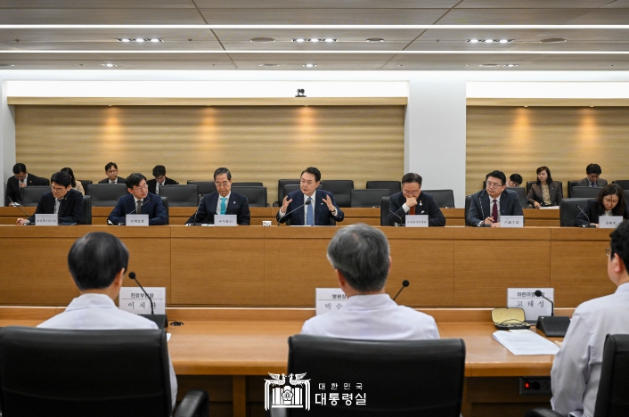 尹 대통령, 의료진 만나…“정부믿고 대화 나와 달라”