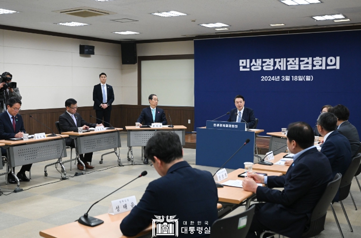 尹 대통령, 농협 하나로 마트 방문해 물가 상황 점검하고, 소비자 반응 꼼꼼히 챙기며 관계부처와 대응방안 논의