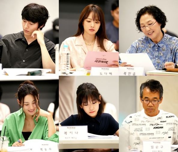 '히어로는 아닙니다만' 장기용X천우희X고두심X수현X오만석X박소이, 완벽한 조합이란 이런 것! 시작부터 유쾌한 대본리딩 현장 공개