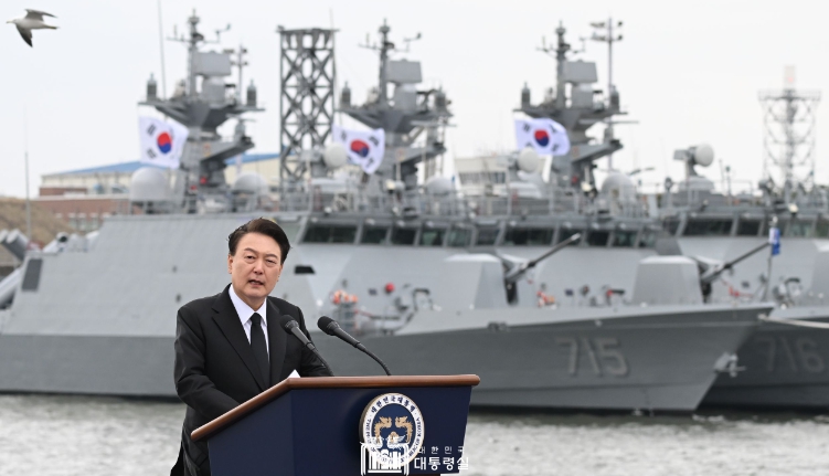 尹 대통령, 제2연평해전 전승비와 천안함 46용사 추모비 참배하고 유가족 만나 위로
