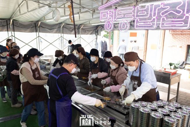 尹 대통령, 소외이웃을 챙기는 '명동밥집' 봉사