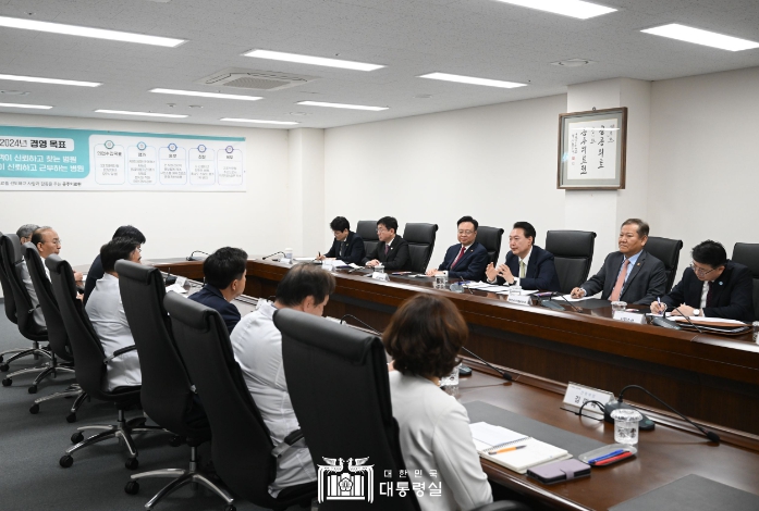 尹대통령, 공주의료원 방문… “지역 종합병원 다니며 배우겠다”