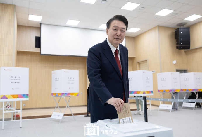 尹대통령, 부산에서 제22대 국회의원선거 사전투표 참여