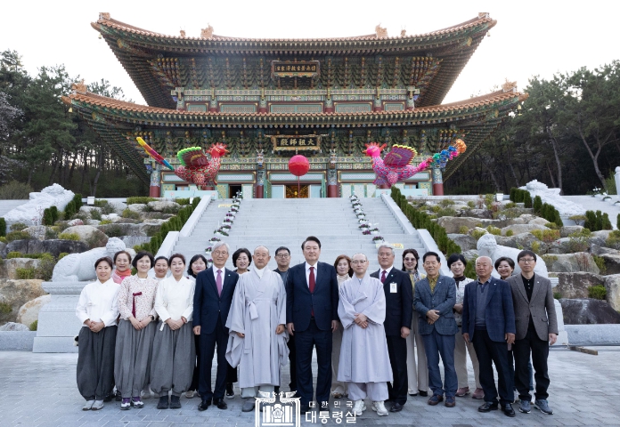 尹대통령, 천태종 부산 삼광사 찾아 ‘국민 화합·행복’ 기원