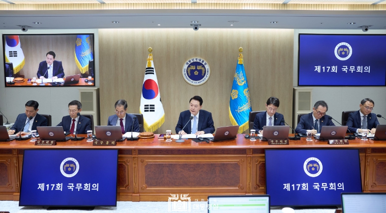 윤 대통령 “더 낮은 자세, 유연한 태도로 민심 경청하겠다”
