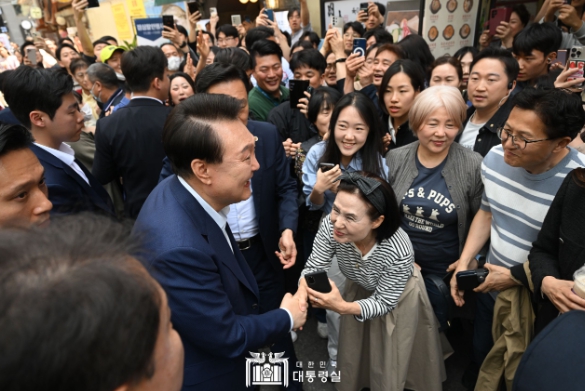 尹 대통령, 취임 2주년 맞아 청계천 산책과 시장 방문으로 시민과 직접 소통