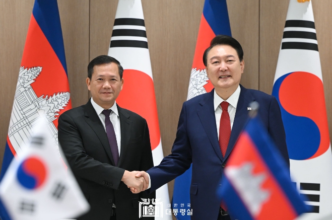 尹 대통령, 훈 마넷 캄보디아 총리와 캄보디아 수사 당국자 연수, 심장병 수술 받은 로타 군 등 양국의 각별한 인연에 대해 환담 나눠