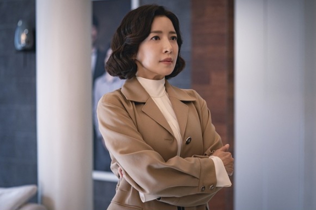 '완벽한 가족' 무서운 모정의 소유자 윤세아 첫 스틸 공개! 변화무쌍 연기 변신 예고!