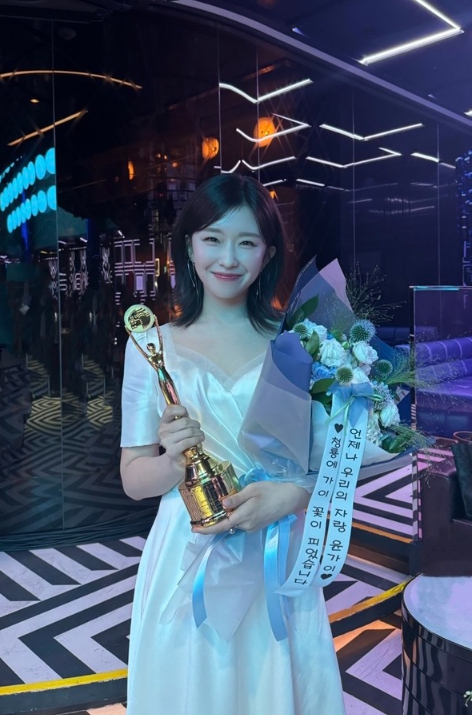 'SNL 코리아' 윤가이, '청룡시리즈어워즈' 신인여자예능인상 수상! "소속사 식구들과 가족들에게 감사해" 눈물