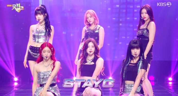 ‘뮤직뱅크’ 스테이씨, 3년 8개월 만 팬들과 함께 부른 ‘SO BAD’…감동의 물결