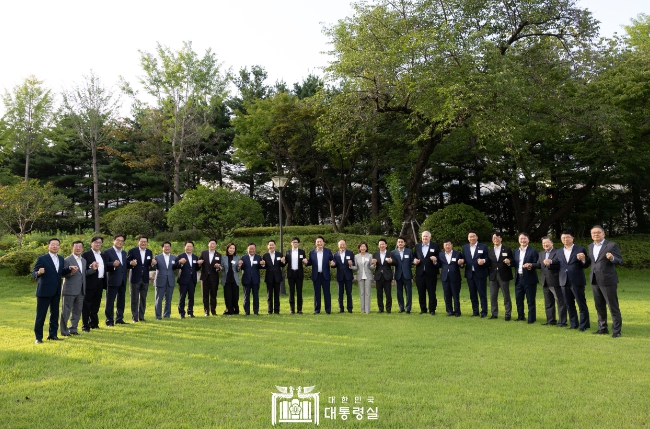 尹 대통령, 신임 당 지도부·전대 출마자 초청 만찬, '당정 화합' 강조, 韓 대표에 "리더십 잘 발휘해 당 잘 이끌어 주길 바란다"