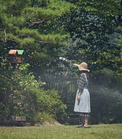 영화 '늘봄가든', 보고 있으면 소름 돋는 ‘묘하게 섬찟한 스틸’ 4종 공개!
