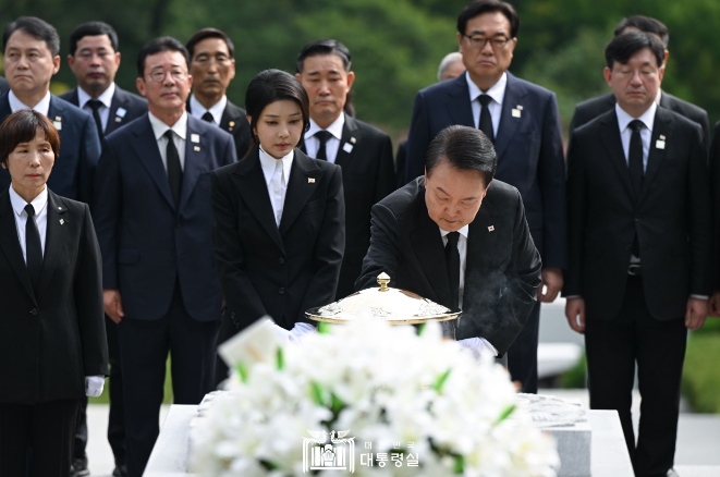 尹 대통령, 육영수 여사 서거 50주기 국립서울현충원 참배

