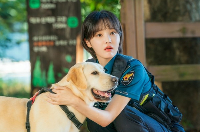'개소리' 연우, 거제도 지키는 순경 ‘홍초원’ 役 완벽 매치...첫 스틸 공개!