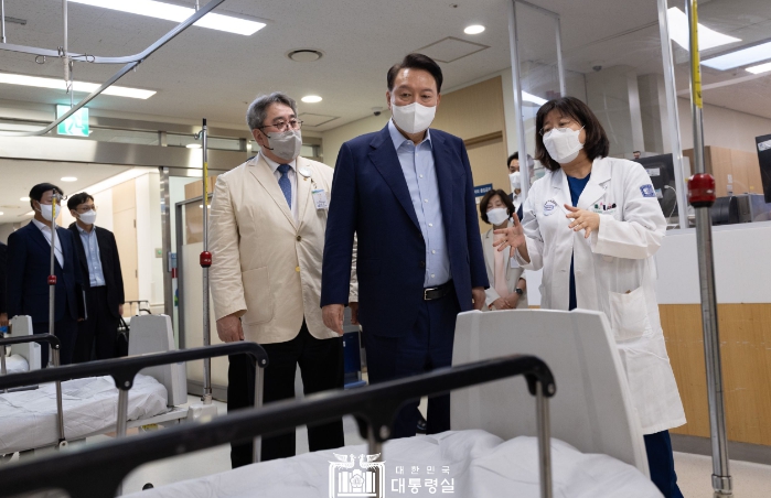 尹 대통령, 심야 응급실 방문..."고위험, 중증 필수 의료 부문에 전폭적 지원" 약속