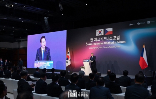 尹대통령 "팀 '체코리아'로 원전 르네상스 함께 이루자"…한-체코 비즈니스 포럼 참석