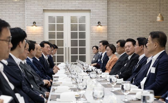 윤석열 대통령, 국민의힘 원내지도부·상임위원장·간사단 격려 만찬