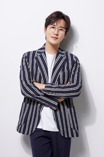 신유, 12일 자작곡 '러브스토리 (feat. 박애리)' 발매…올가을 적실 '럭셔리 트로트' 탄생