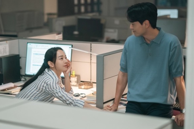 ‘나의 해리에게’ 신혜선-이진욱, 눈만 마주쳐도 웃음 2배! 아나운서국 ‘핑크빛 무드’ 포착
