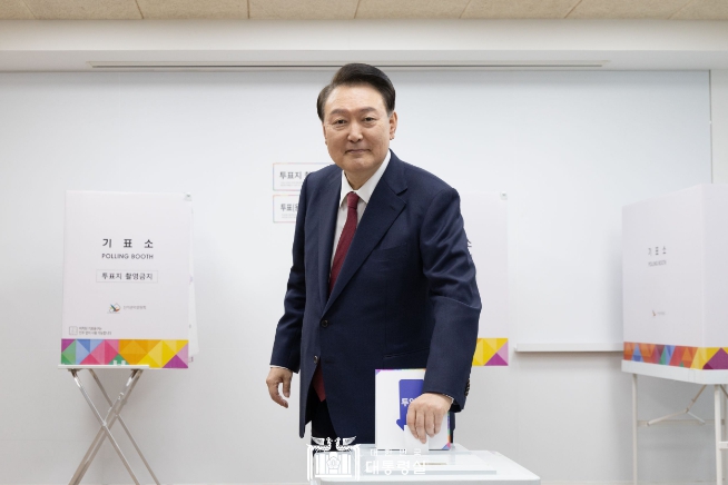尹 대통령, 용산공예관에서 재·보궐선거 투표