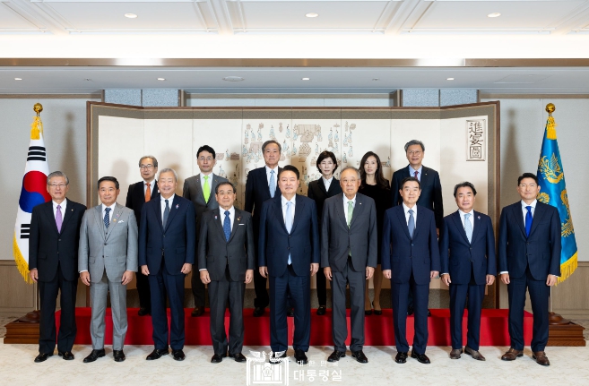 尹 대통령, 日 경단련 등 한일 재계회의 대표단 접견