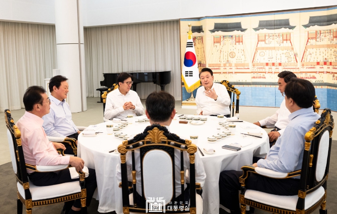 윤석열 대통령, 부울경 광역지자체장과 정책간담회 및 만찬