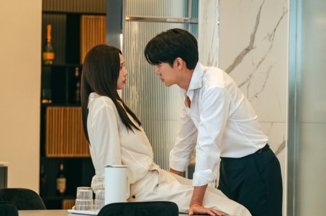 '지금 거신 전화는' 유연석-채수빈, 미공개 투샷 공개! 시청자 심박수 높인 명장면 3 공개
