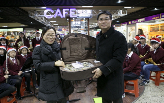 사진3_악기전달식_사진.jpg