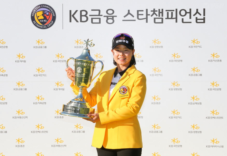 875-2019_10_우승 트로피 들고 포즈 취하는 임희정 (2).jpg