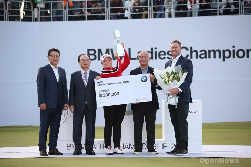 [사진] BMW 레이디스 챔피언십 우승 시상식에 참석한 (왼쪽부터) LPGA 인터내셔널 황규태 대표이사, 오거돈 부산시장, 장하나, 한상윤 BMW 코리아 대표이사, 볼프강 하커 BMW 마케팅 총괄.JPG