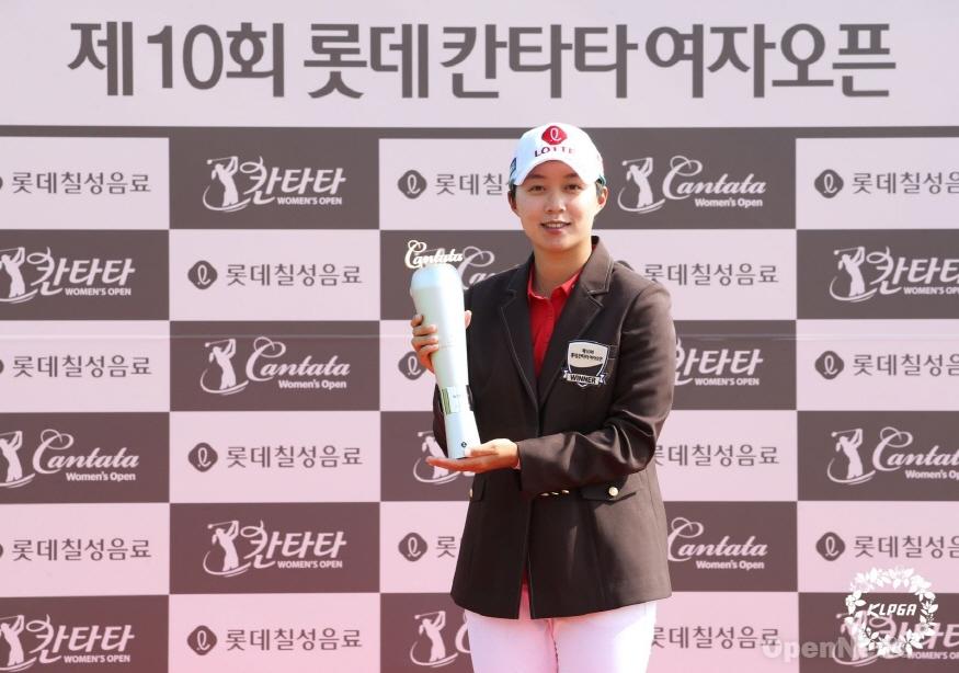 875-우승%20트로피%20들고%20포즈%20취하는%20김효주%20(2).jpg